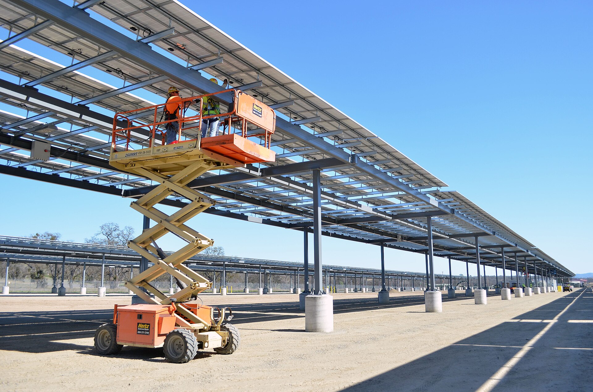 Vaste champ de panneaux photovoltaïques en cours d'installation