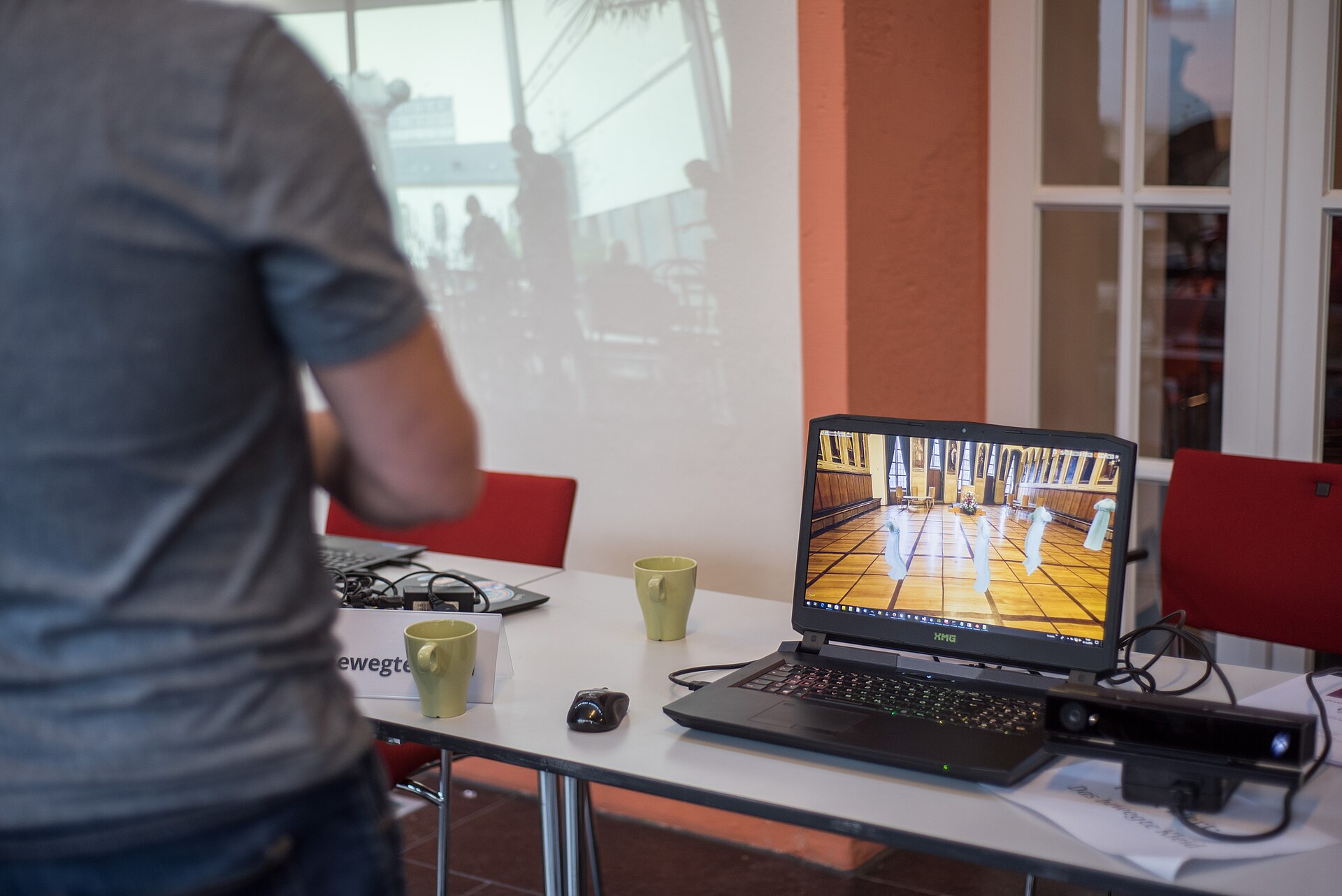Développeurs collaborant dans un espace de travail lors d'un événement tech